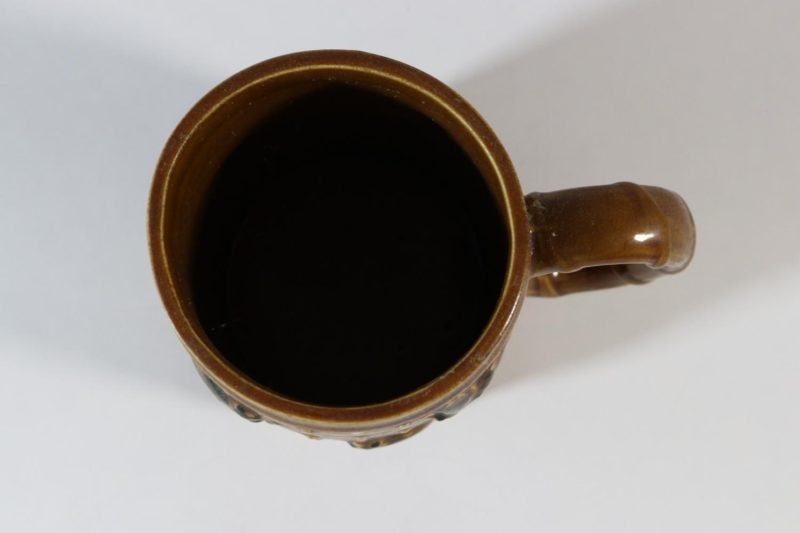 Mugg, dekorerad som en bikupa, keramik