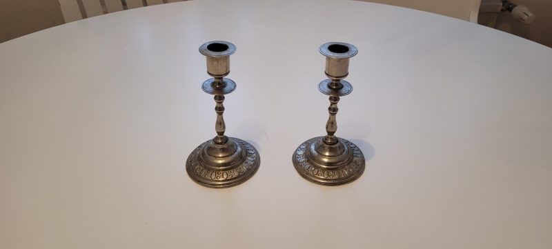 Ett snyggt par ljusstakar i metall