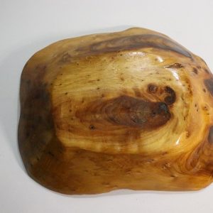 Träfat av handsnidad trä