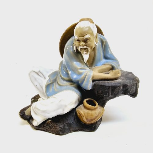 Elegant keramikfigur – en sittande vis man, 15 cm hög