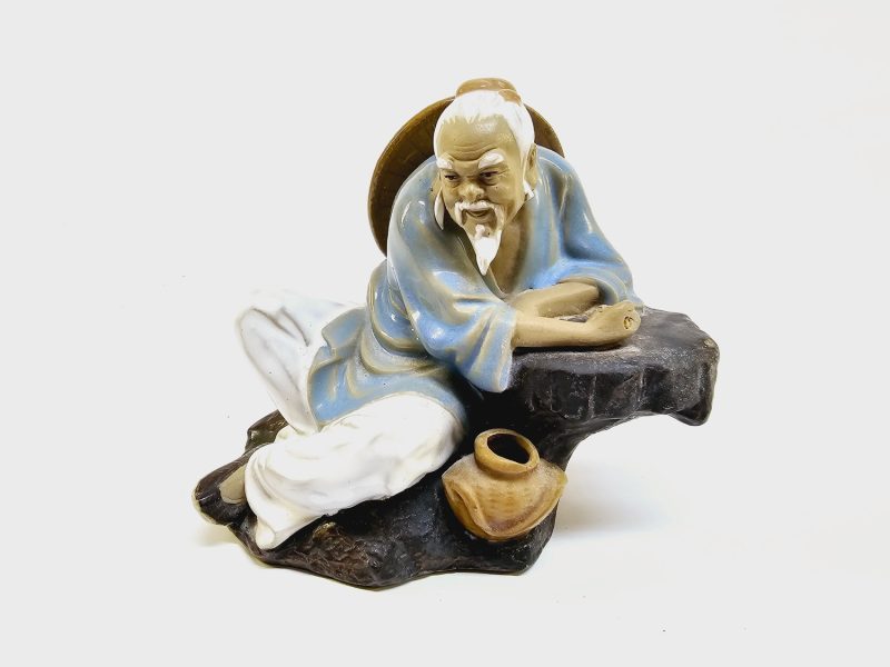 Elegant keramikfigur – en sittande vis man, 15 cm hög