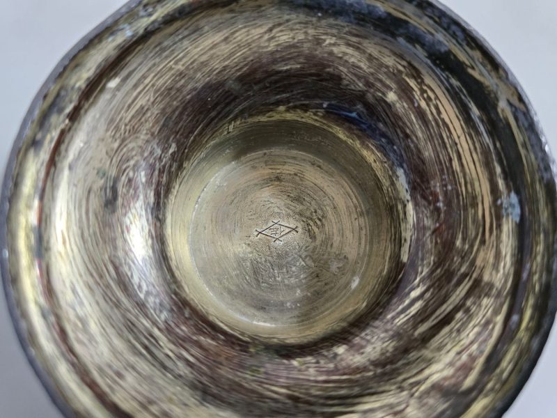 Exklusiv Kinesisk Piedestalskål i Brons med Drakrelief