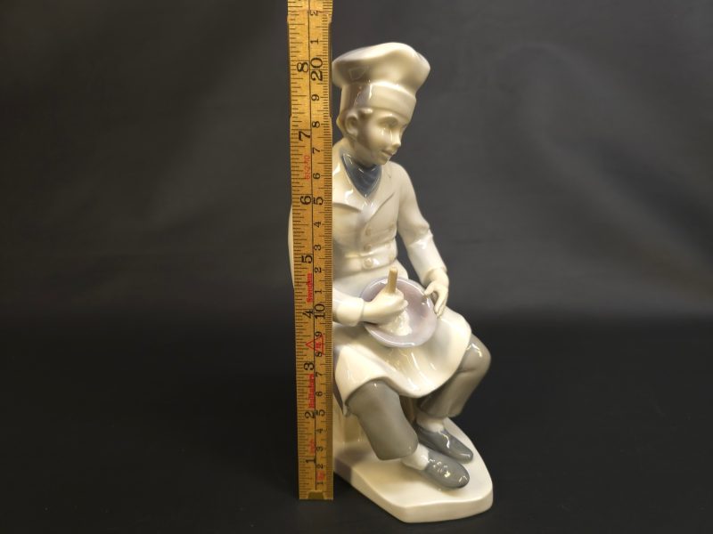 Elegant Porslinsfigur – Bagare i Arbete