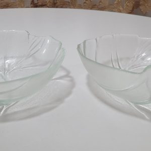 Ett par Salladsskålar i klart glas, kålblad design