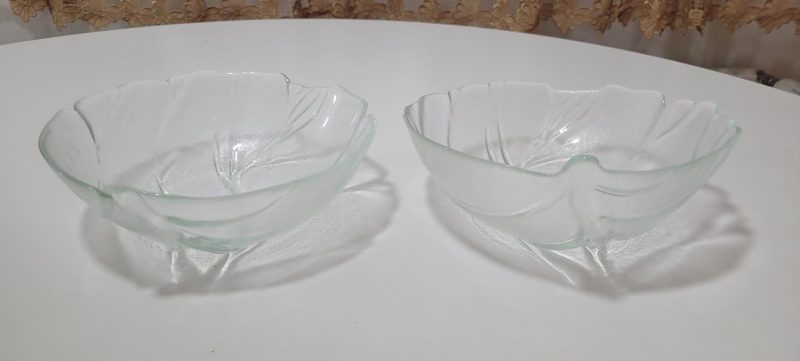Ett par Salladsskålar i klart glas, kålblad design