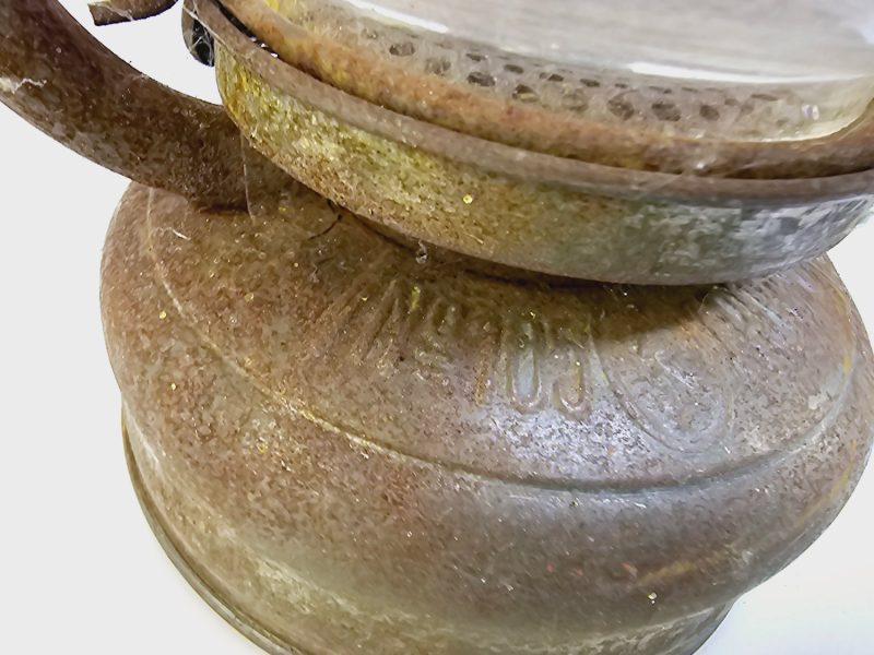 Rustik antik fotogenlykta med charm och historia