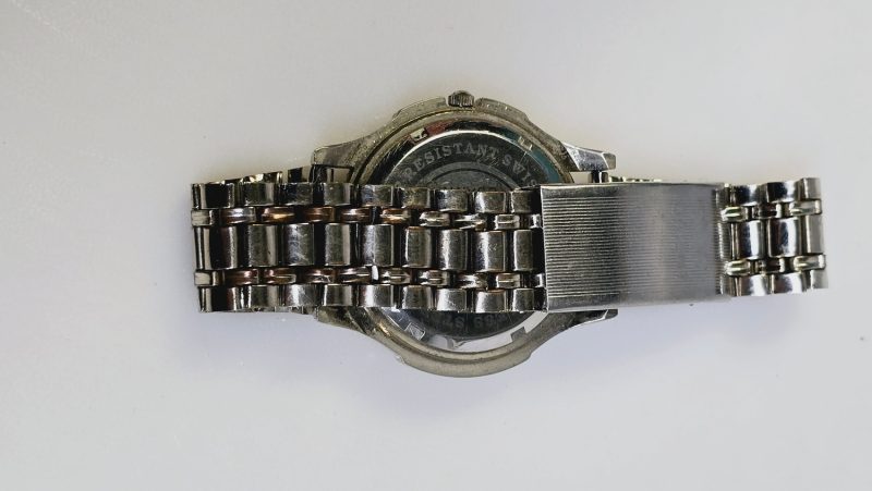 Seiko Quartz-klocka med guldfärgad urtavla – Stilren och Klassisk