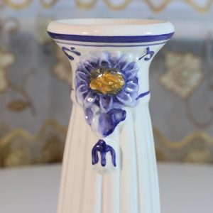 2st ljusstakar, vita med blomdekor, 25cm