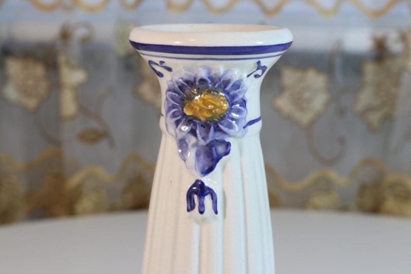 2st ljusstakar, vita med blomdekor, 25cm