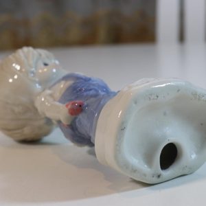 Porslinfigur, barn med kattunge - 12cm