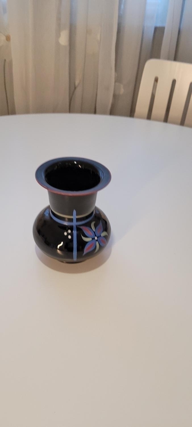 Handmålad svart vas, osignerad