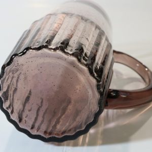 Tillbringare med bubblor i glaset, tillverkat av återvunnet glas
