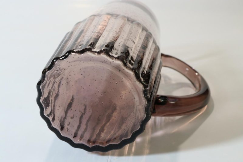 Tillbringare med bubblor i glaset, tillverkat av återvunnet glas