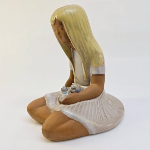Flicka med fåglar – Keramikskulptur, 16 cm hög