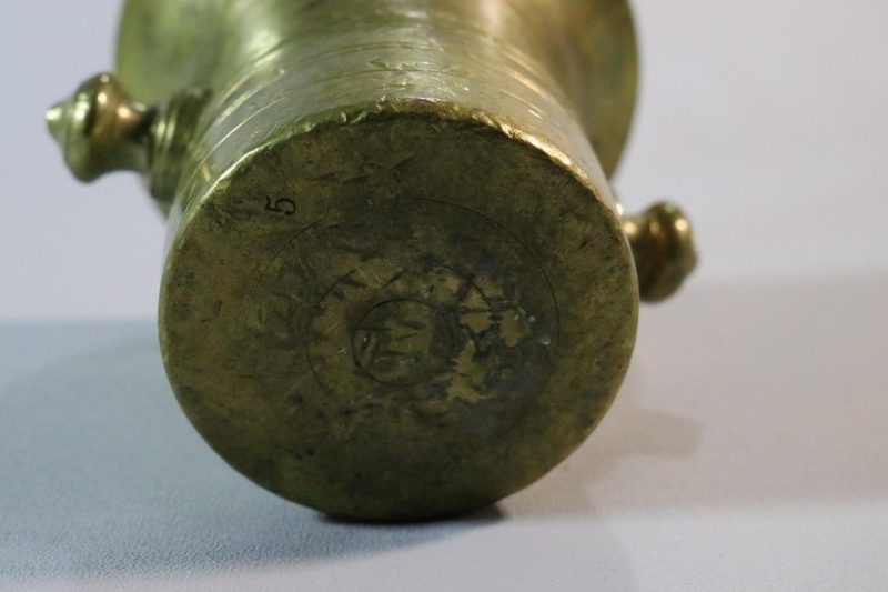 MORTEL I MÄSSING med stöt, märkt "5"; 18/1900-tal