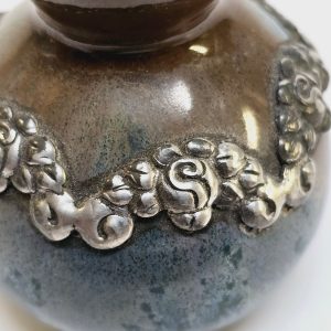 Elegant Miniatyrvas med Metalldekor – För Samlare och Inredningsentusiaster!