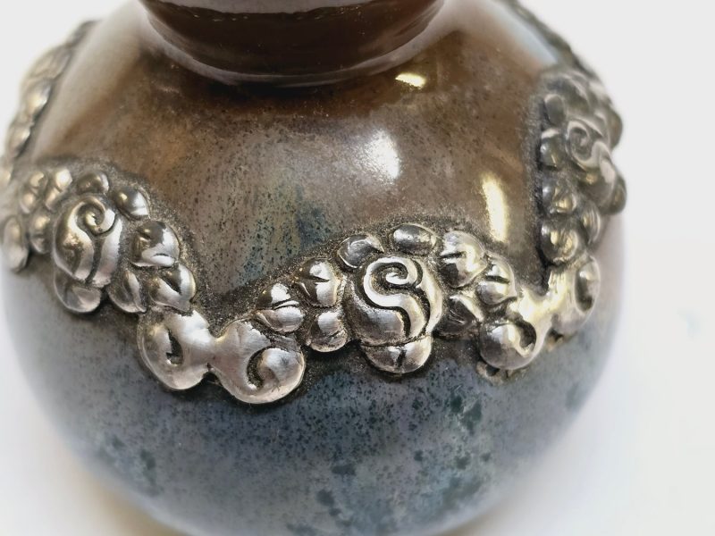 Elegant Miniatyrvas med Metalldekor – För Samlare och Inredningsentusiaster!