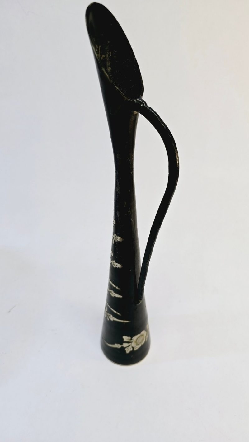 Elegant Metallvas med Blommotiv – 39 cm
