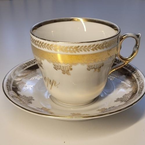Kaffekopp med fat, guldfärgad