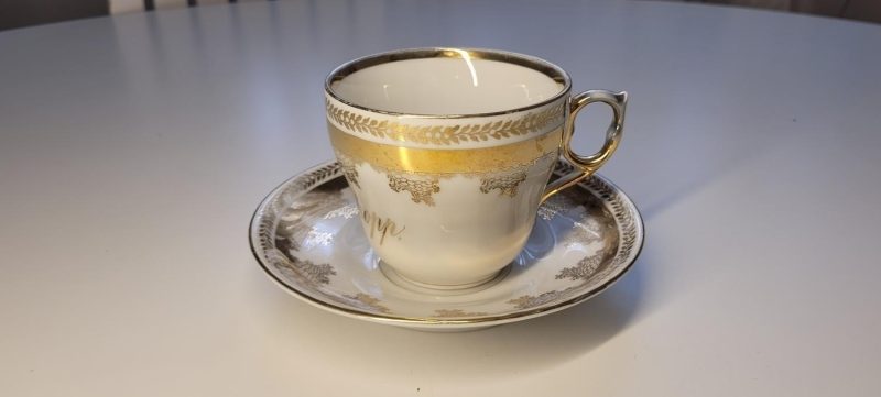 Kaffekopp med fat, guldfärgad