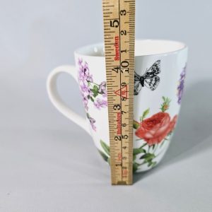 Muggar i porslin, med dekor av blommor och fjärilar - ICA