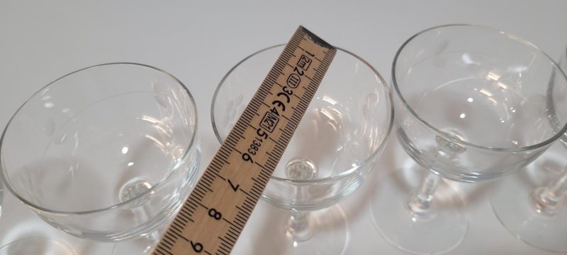 8 st, glas med etsad dekor