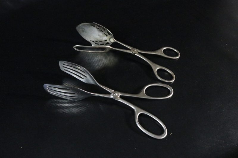 Antika Serveringstång i Rostfritt Stål (18/8) – Elegans och Funktionalitet
