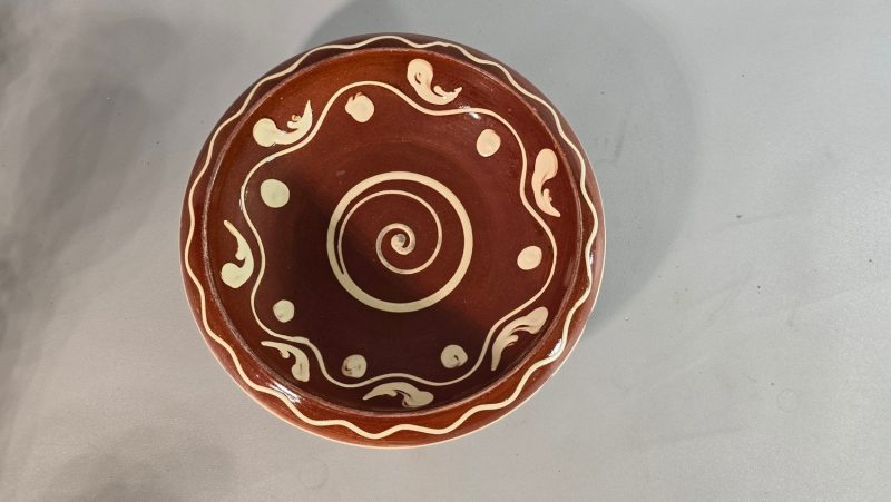 SKÅL, AJ HÖGANÄS,  spillkum med allmogemålning D23cm