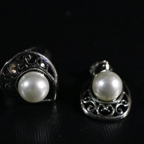 Ring och 1 örhänge med pärla, okänd material