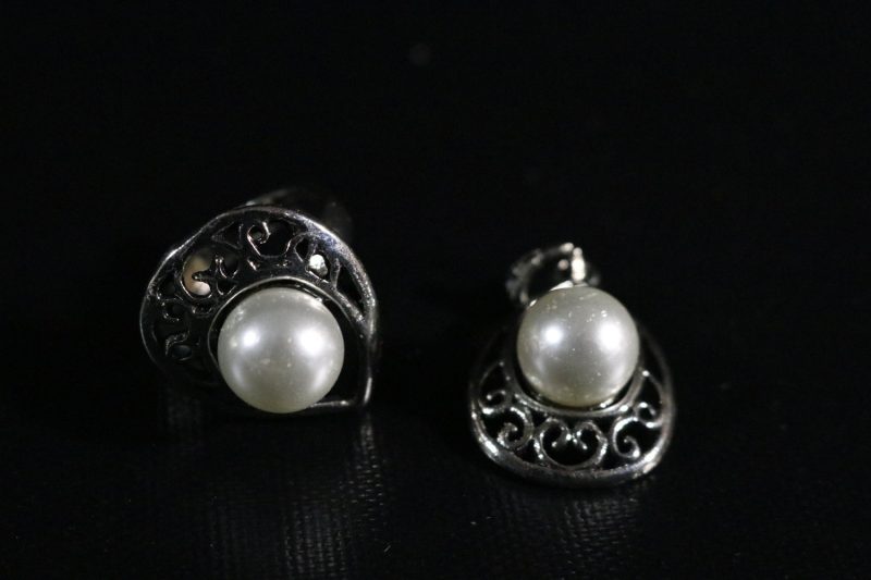 Ring och 1 örhänge med pärla, okänd material