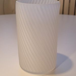 Vit avlång vas spiral dekor
