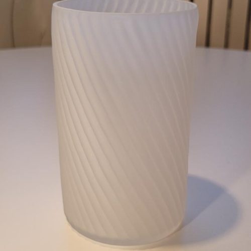 Vit avlång vas spiral dekor