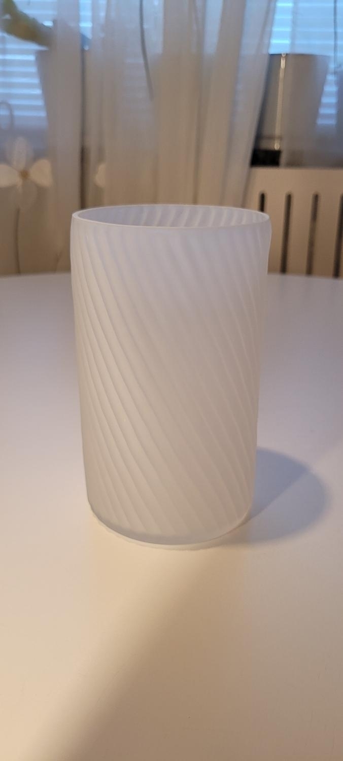 Vit avlång vas spiral dekor