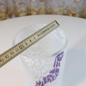 Cylinderformad glasvas, vit och lila dekor