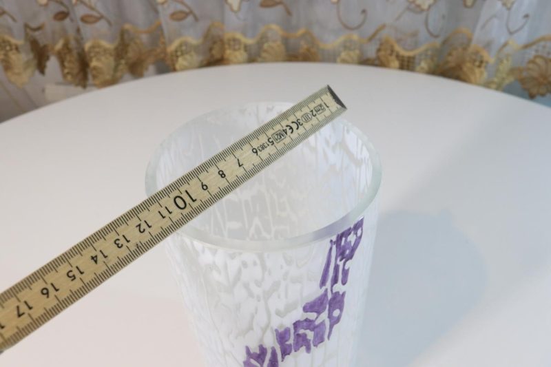 Cylinderformad glasvas, vit och lila dekor