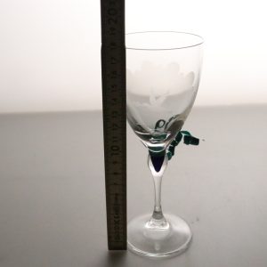 Elegant vinglas med graverad fredsduva – 18 cm högt