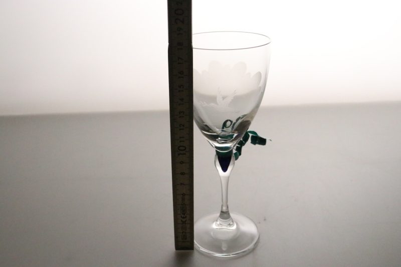 Elegant vinglas med graverad fredsduva – 18 cm högt