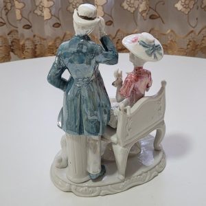 Figurin, Porslin i lysterglasyr? - 24cm