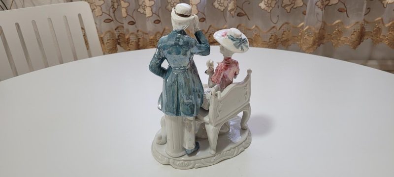 Figurin, Porslin i lysterglasyr? - 24cm