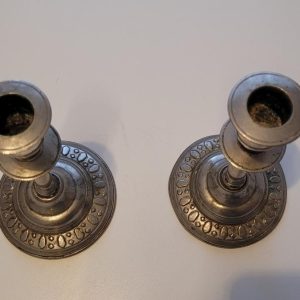 Ett snyggt par ljusstakar i metall