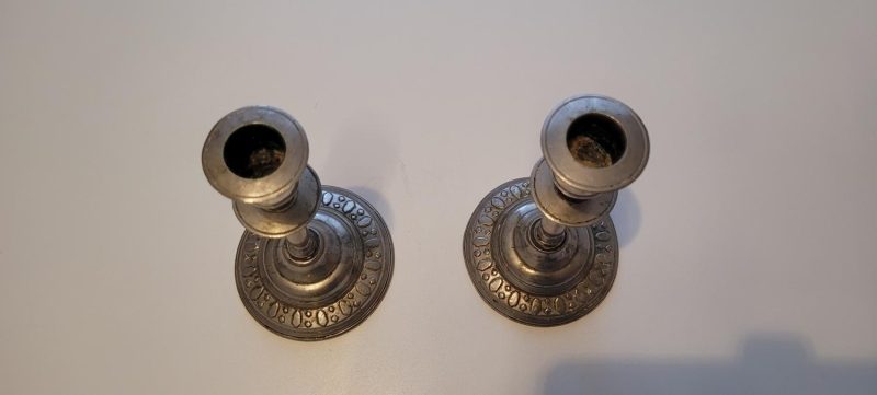 Ett snyggt par ljusstakar i metall