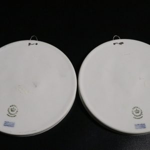 Set med två väggplattor – Royal Copenhagen, klassisk elegans