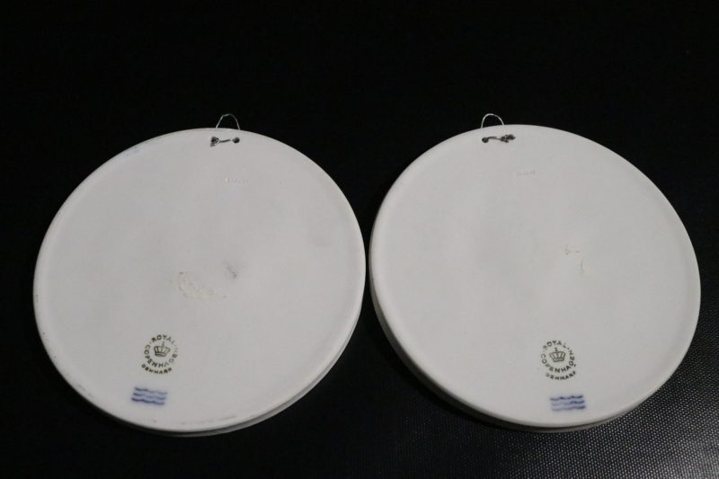 Set med två väggplattor – Royal Copenhagen, klassisk elegans