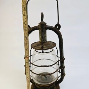 Rustik antik fotogenlykta med charm och historia