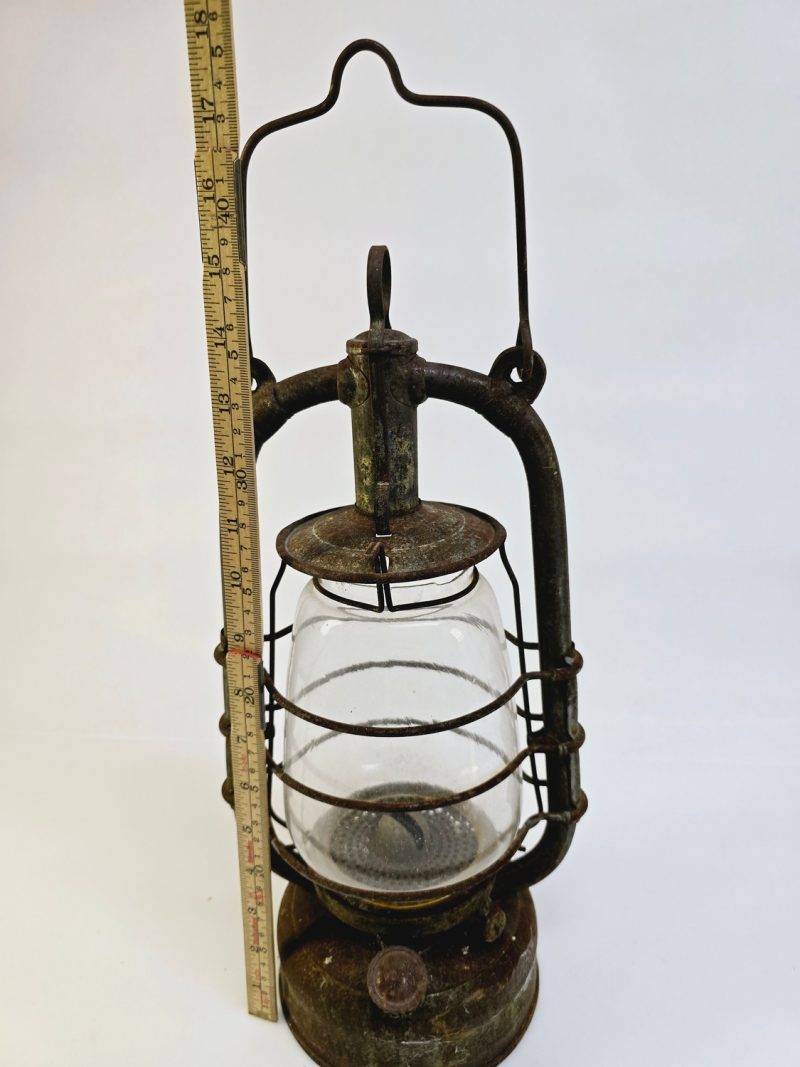 Rustik antik fotogenlykta med charm och historia