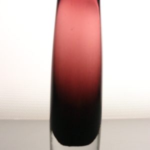 Elegant vas i rubinrött glas – 20 cm hög