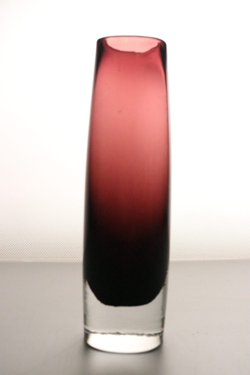 Elegant vas i rubinrött glas – 20 cm hög