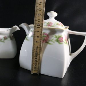 Charmigt Te- och Kaffeset med Rosendekor – Elegant Detalj för Hemmet