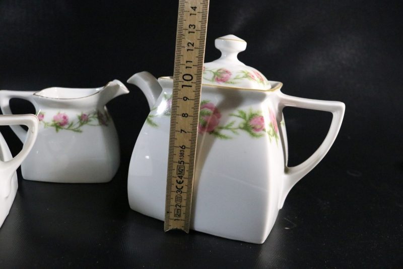 Charmigt Te- och Kaffeset med Rosendekor – Elegant Detalj för Hemmet
