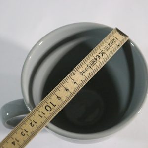 Stilren Grå Mugg från Åhléns – Tidlös Design